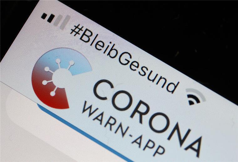 Nie mehr „rote Kachel“: Das stille Ende der Corona-Warn-App Die Corona-Warn-App mit der Seite zur Risiko-Ermittlung ist im Display eines Smartphone zu sehen