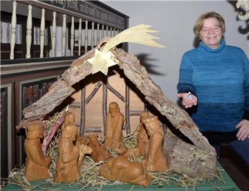 Zum 11. Mal hat Pfarrsekretärin Elke Vierling die Wremer Krippenausstellung organisiert. Foto Ulich