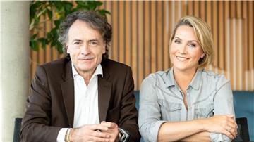 Zum 50. Geburtstag der Sendung „3nach9“ von Radio Bremen geben die Moderatoren Giovanni di Lorenzo und Judith Rakers Einblicke in ihre Arbeit. 