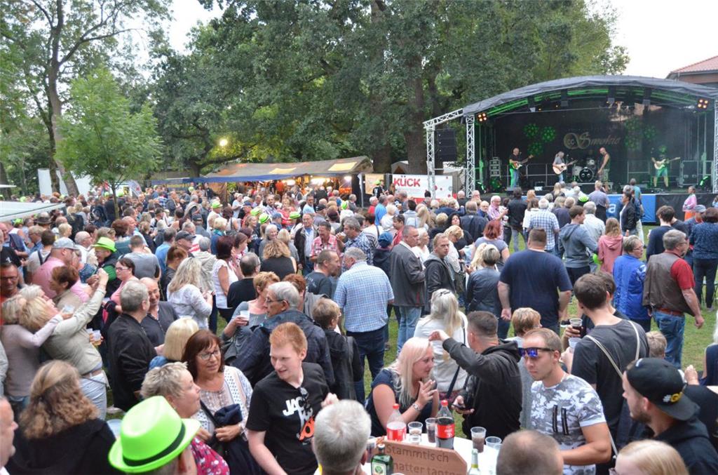 Zum Abend wurde der Gertrudenpark in Loxstedt immer voller. Foto: Schmonsees