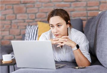Frau vor Laptop