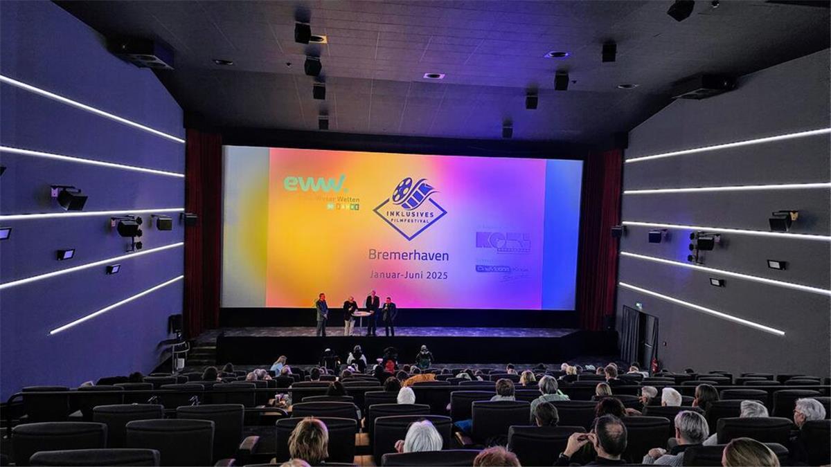 Zeichen der Vielfalt: „Inklusives Filmfestival“ der Elbe-Weser-Welten gestartet Kino Menschen sitzen