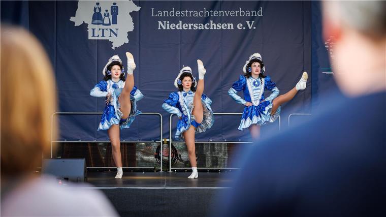 Niedersachsen feiern Landestag in Osnabrück Zum Auftakt wird das Tanzbein geschwungen: Die Tanzsportgarde Bad Essen sorgt für Stimmung auf einer von acht Bühnen.