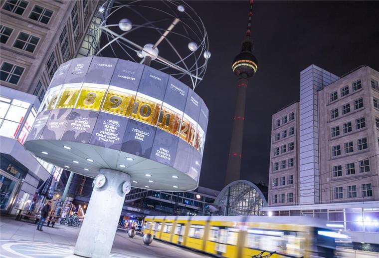  Die Weltzeituhr am Alexanderplatz zeigt die Uhrzeiten von Städten auf der Welt an. 