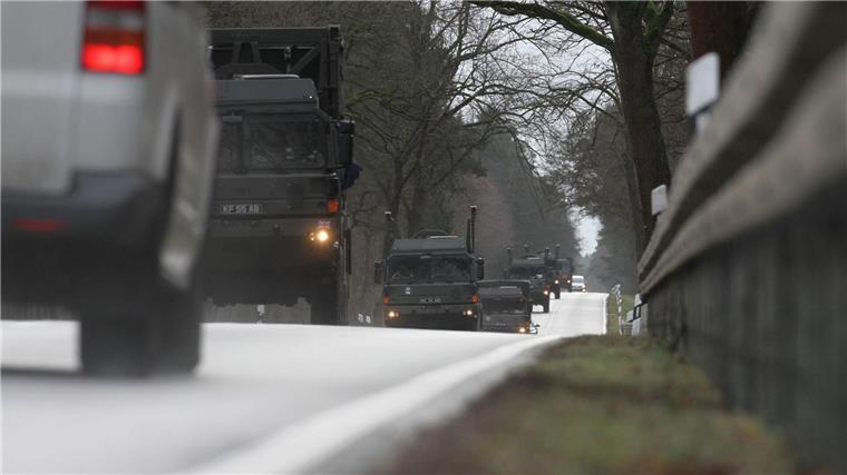 Zum Ende des Manövers auf dem Truppenübungsplatz Senne fahren wieder britische Streitkräfte durch NRW und Niedersachsen. (Archivbild)