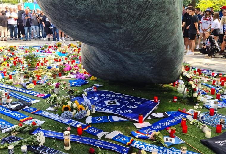 Zum ersten Heimspiel der neuen Saison fuhren die Clubmitglieder nicht nur wegen des Spiels, sondern auch, um des jüngst verstorbenen Uwe Seeler zu gedenken. An der Skulptur seines Fußes legten sie Schals, Blumen und Andenken nieder.