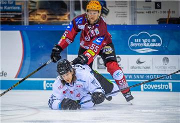 Zum ersten Heimspiel der Saison begrüßen Kapitän Mike Moore und die Fischtown Pinguins die Straubing Tigers in der Eisarena Bremerhaven.