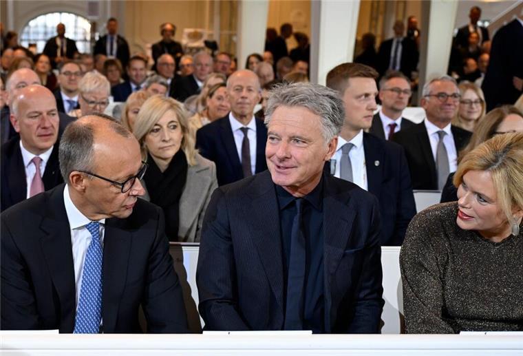 Zum ersten Mal gemeinsam beim Einheitsfest: Bundestagspräsidentin Julia Klöckner (CDU) mit ihrem Lebensgefährten Jörg Pilawa (M.) - im Gespräch mit Bundeskanzler Friedrich Merz (CDU) in der Ludwigskirche.