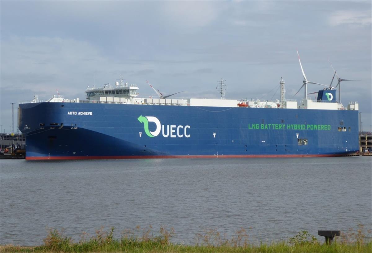 Neuer LNG-Hybrid-Autofrachter legt in Bremerhaven an Ein Autofrachter liegt am Terminal in Bremerhaven.