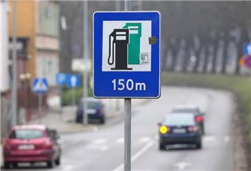 Zum ersten Mal seit Februar ist Diesel an deutschen Tankstellen wieder teurer als Superbenzin der Sorte E10.