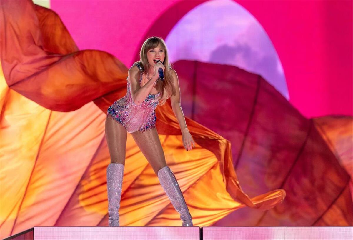 Das steckt hinter der Euphorie um Taylor Swift Zum ersten Mal seit neun Jahren spielt US-Sängerin Taylor Swift wieder Konzerte in Deutschland. Mit ihrer „Eras Tour“ kommt sie nach Gelsenkirchen, Hamburg und München.