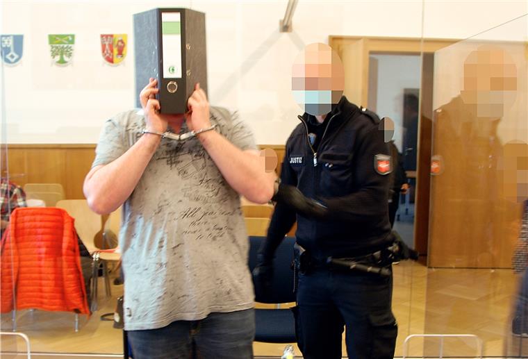 Zum ersten Prozesstag im Juli dieses Jahres wurde der Angeklagte in Handschellen in den großen Saal des Landgerichts Stade geführt.