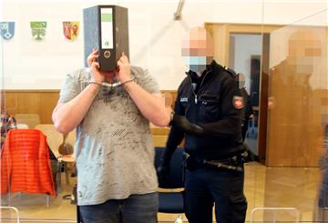 Zum ersten Prozesstag im Juli dieses Jahres wurde der Angeklagte in Handschellen in den großen Saal des Landgerichts Stade geführt.