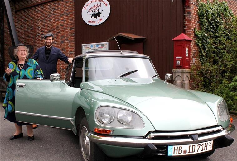 In der „Göttin“ durch Zeven Charlotte Naerger und ihr Enkel Jasper stehen mit einen Citroen DS vor dem Feuerwehrmuseum in Zeven.