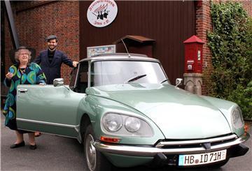 Charlotte Naerger und ihr Enkel Jasper stehen mit einen Citroen DS vor dem Feuerwehrmuseum in Zeven.