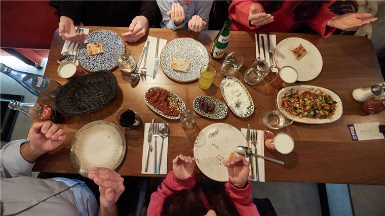 Zum Fastenbrechen während des Ramadans kommen viele Familien und Freunde am Abend zusammen.