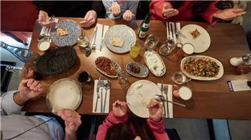 Zum Fastenbrechen während des Ramadans kommen viele Familien und Freunde am Abend zusammen.