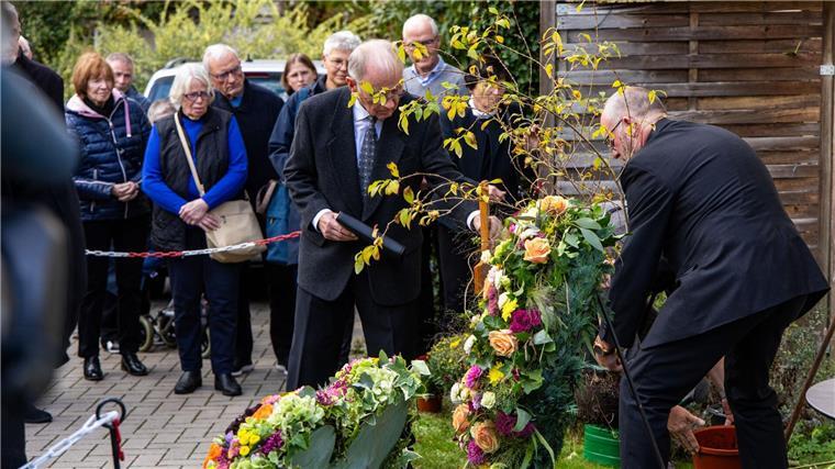 Trauerfeier für erschossene Familie in Oldenburg Zum Gedenken an die Familie wurde eine Forsythie gepflanzt.