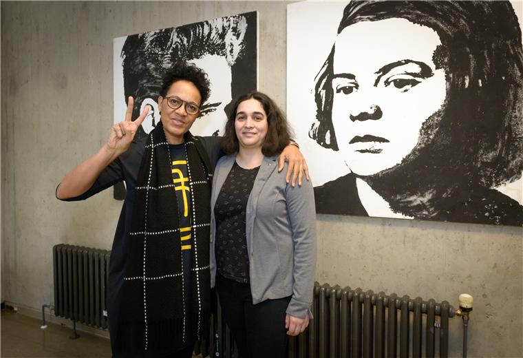 Zum Geschwister-Scholl-Gedenktag lud Organisatorin Christina Hegner (rechts) die Dokumentarfilmerin Mo Asumang in das Schulzentrum Geschwister Scholl ein.