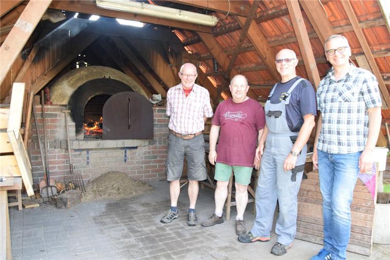 Rhade: Backofen-Freunde organisieren Dorffest zum 10. Geburtstag Zum Jubiläum laden die Backofen-Freunde in Rhade ein zu einem Dorffest (von links): Kurt Blank, Joachim Bredehöft, Thomas Czekalla und Ratsherr Olaf Wendelken als Repräsentant der Gemeinde, die Schirmherr des Vorhabens ist.