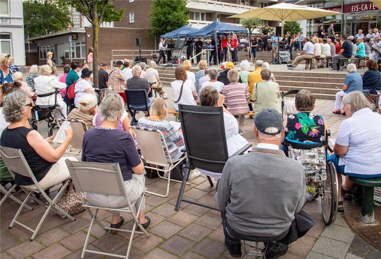 300 Menschen singen in Geestemünde Zum Kultursommer findet auf dem Konrad-Adenauer-Platz ein Chorfest mit Eca Schad statt.