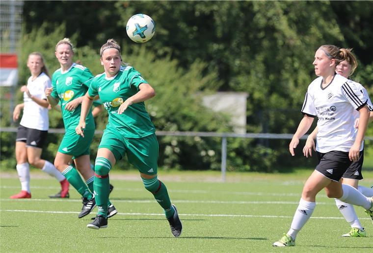Zum Regionalligisten TuS Büppel wechseln die bisherigen Abbehauser Spielerinnen Jana Oonk (Mitte) und Geske Kaemena.