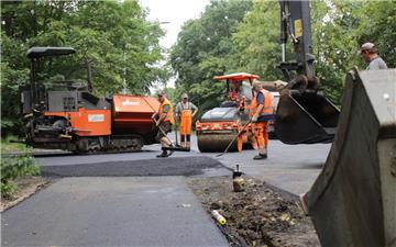 Zum Schluss kommt der Asphalt: Die Bauarbeiten auf der B71 sind beendet. 