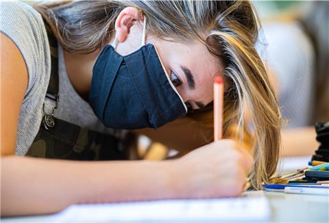 Zum Schulstart müssen sich Schüler in ganz Niedersachsen auf eine Maskenpflicht im Unterricht einstellen. Daneben müssen sie sich - wie angekündigt - an den ersten sieben Schultagen nach Schulstart täglich auf das Coronavirus testen.