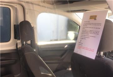 Zum Schutz vor dem Coronavirus setzt Taxenruf Geestland auf transparente Planen zwischen Fahrer und Fahrgästen.