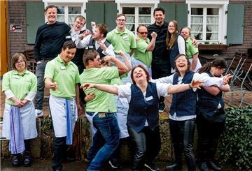 Zum Schwarzwälder Hirsch - eine außergewöhnliche Küchencrew ist mit Tim Mälzer und André Dietz im TV zu sehen.