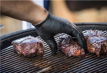 Steak wird auf dem Grill gebraten