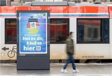 Die Werbung für das Deutschlandticket ist am Hauptbahnhof vor einer Bahn des ÖPNV zu sehen. Seit Montag gilt bundesweit das 49 Euro teure Deutschlandticket im öffentlichen Personennahverkehr. +++ dpa-Bildfunk +++