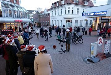 Zum Startschuss der Nordenhamer Weihnachtsmeile stimmte der Generationen-Chor Nordenham bekannte Weihnachtslieder an, die den einen oder anderen Passanten zum Verweilen einluden.