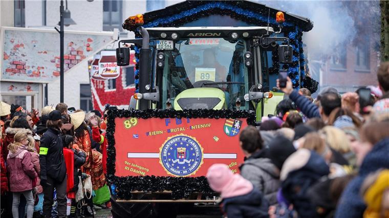 Zum Straßenkarneval in Damme setzt die Polizei auch auf Videoüberwachung: Sie soll bei der Aufklärung von Straftaten helfen und das Sicherheitsgefühl verstärken. (Archivbild)