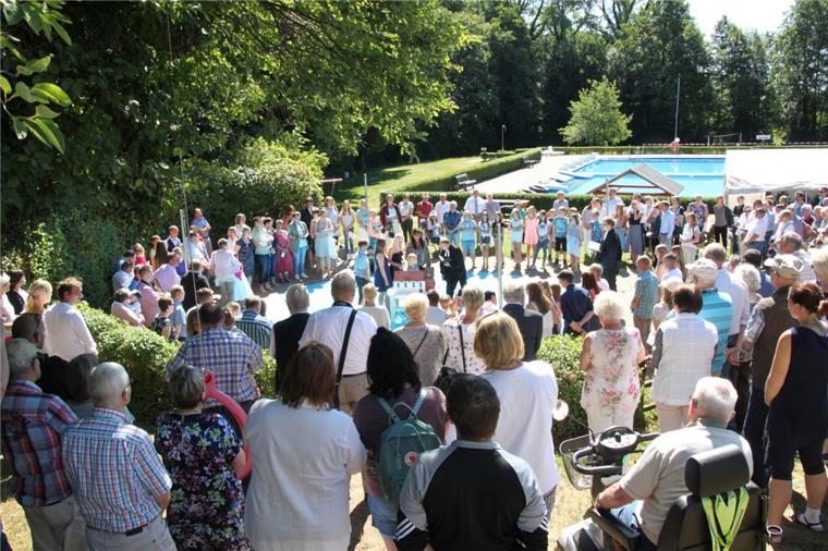 Taufe für zehn Kinder im Freibad in Kirchtimke: Zum Tauf-Fest im Freibad in Kirchtimke kamen die Familien und Paten von zehn Kindern.