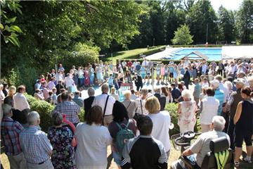 Zum Tauf-Fest im Freibad in Kirchtimke kamen die Familien und Paten von zehn Kindern.