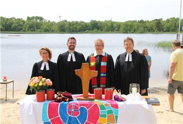 Zum Tauffest am Wehdeler Silbersee luden die Pastoren Katharina Behrens (von links), Michael Behrens, Christa Naatjes-Schroeter und Christian Neef ein.
