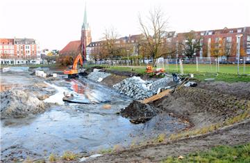 Zum Teil wurden die Böschungen am Holzhafen in Bremerhaven mit Granit befestigt. Oberhalb der künftigen Wasserlinie wurden an der Einfassung aus bindigem Boden heimische Uferpflanzen gesetzt.