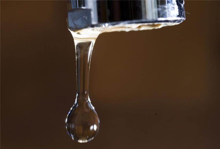 Ein Tropen aus einem Wasserhahn