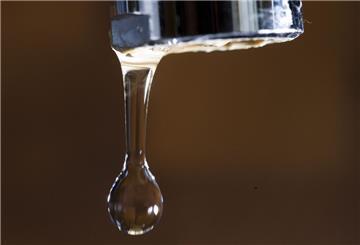 Ein Tropen aus einem Wasserhahn