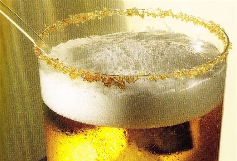 Zum weißen Rum, braunem Zucker und der Limette kommt auch noch ein Pils - und fertig ist die Caibierinha.