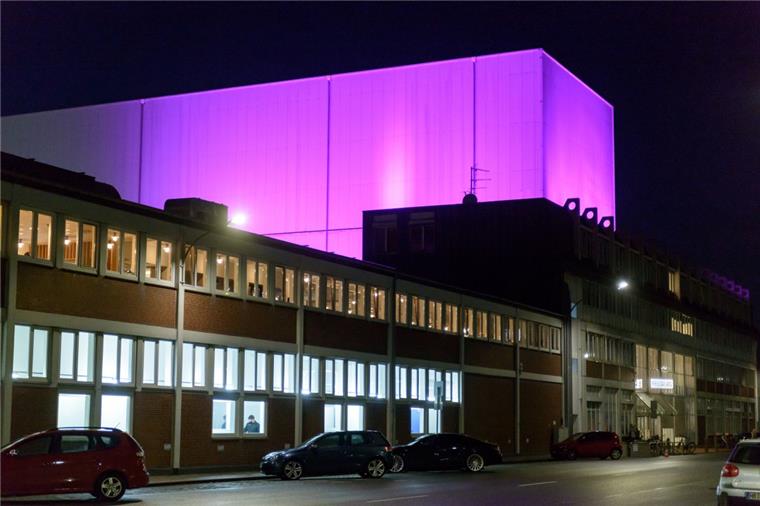 Zum Weltmädchentag erstrahlt das FRoSTA Kühlhaus in pink. 
