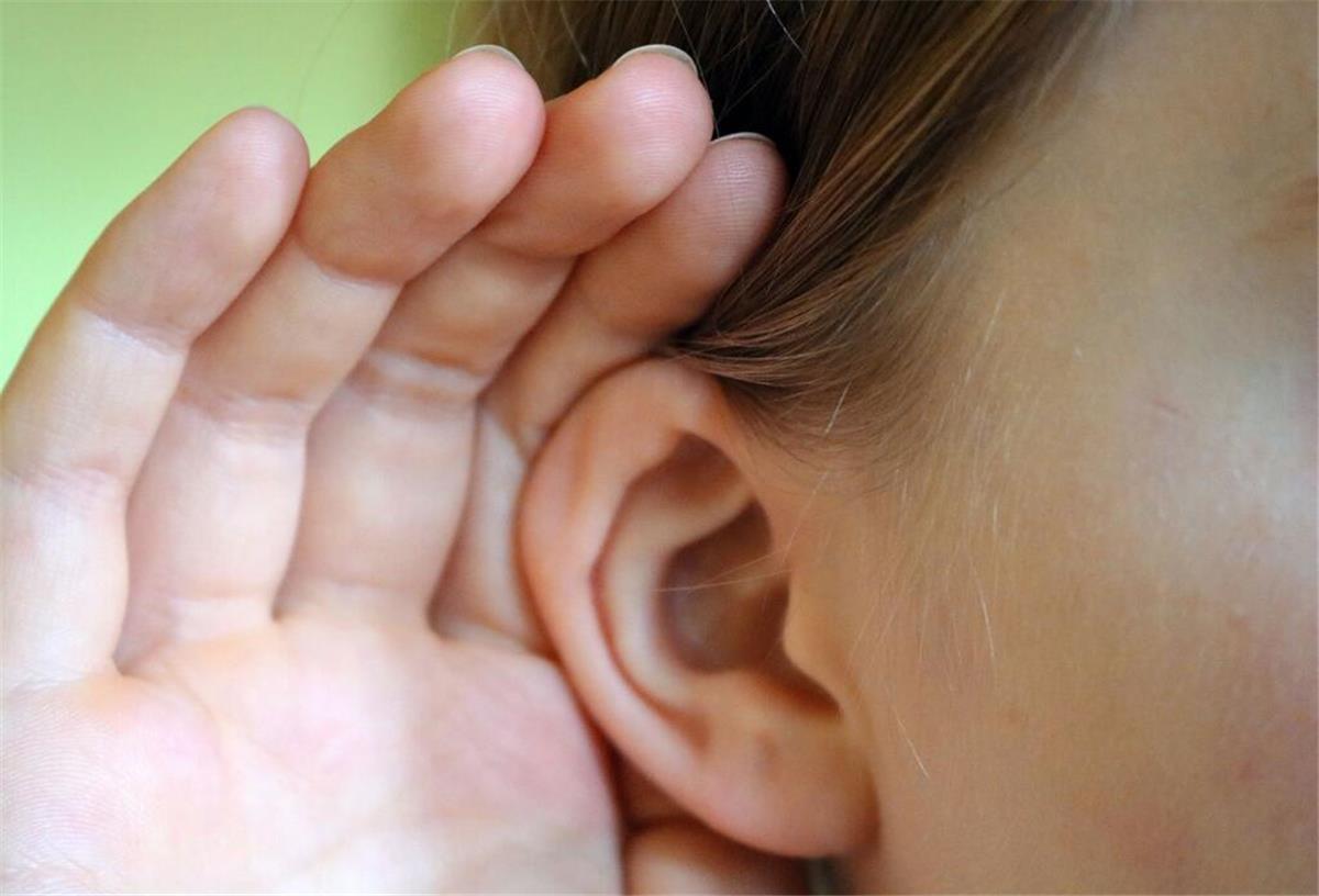 Ein Kind hält die Hand ans Ohr. Mit dem Außenohr ist die sichtbare Ohrmuschel gemeint. Sie fängt Geräusche ein und leitet sie weiter. (zu dpa: «WHO: Videospiele können zu Hörschäden führen»)