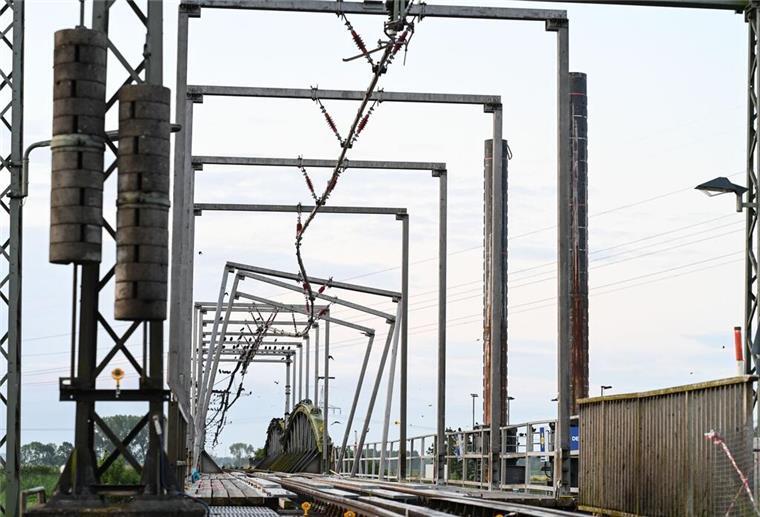 Nach erneutem Schiffsunfall: Huntebrücke weiter gesperrt Zum zweiten Mal innerhalb weniger Monate ist ein Binnenschiff gegen eine Eisenbahnbrücke in Elsfleth im Landkreis Wesermarsch gefahren und hat diese beschädigt. Wann wieder Züge über die Brücke fahren können, ist unklar.