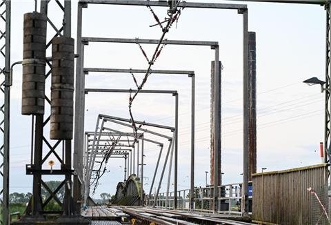 Zum zweiten Mal innerhalb weniger Monate ist ein Binnenschiff gegen eine Eisenbahnbrücke in Elsfleth im Landkreis Wesermarsch gefahren und hat diese beschädigt. Wann wieder Züge über die Brücke fahren können, ist unklar.