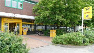 Zumindest die Postgeschäfte werden Kunden auch künftig in der Langener Landstraße erledigen können: Während die Postbank-Filiale in der Langener Landstraße 237 (Foto) schließt, eröffnet in der Hausnummer 271 ein Postshop.
