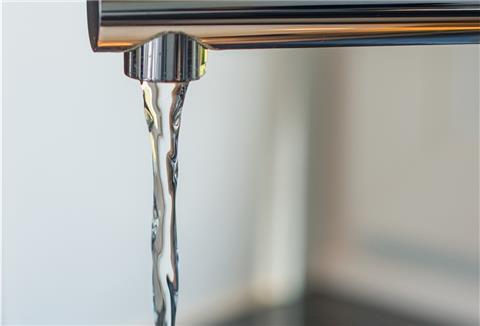 Zumindest für die erste Tageshälfte wird in Lauenau (Kreis Schaumburg) keine Wasserknappheit erwartet. Aufgrund der anhaltenden Hitzwelle ist dort am Samstag das Wasser ausgegangen. Wasserknappheit herrscht aber auch im Cuxland.
