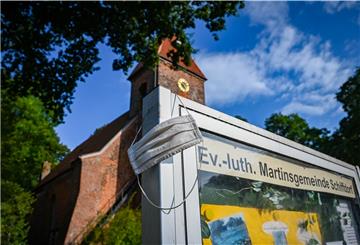 Zumindest zeitweise muss Mundschutz getragen werden: In der Schiffdorfer Martinskirche bereitet Pastorin Heike Breuer und Diakonin Cornelia Frieden die Jugendlichen auf ihre Konfirmation in der Corona-Pandemie vor.