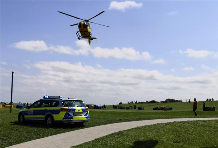 Butjadingen: Achtjähriger rettet Bruder vor Ertrinken Zunächst hatte es geheißen, das Kind sei nicht ansprechbar, weshalb der Notarzt sofort mit dem Rettungshubschrauber eingeflogen wurde. Zum Glück bestätigte sich diese Information nicht.