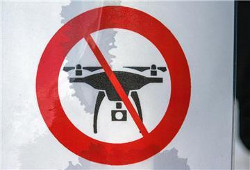 Ein Hinweisschild der Berliner Polizei informiert über das Drohnenflugverbot während einer Großveranstaltung vor dem Brandenburger Tor.